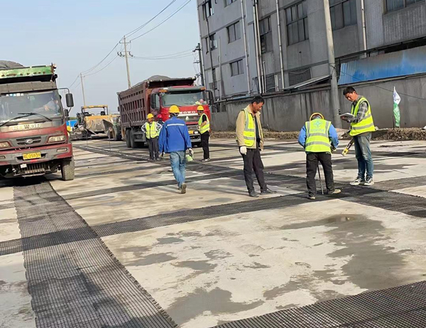江夏老材料的新故事：玻璃纤维土工格栅如何在‘白改黑’浪潮中重获新生？